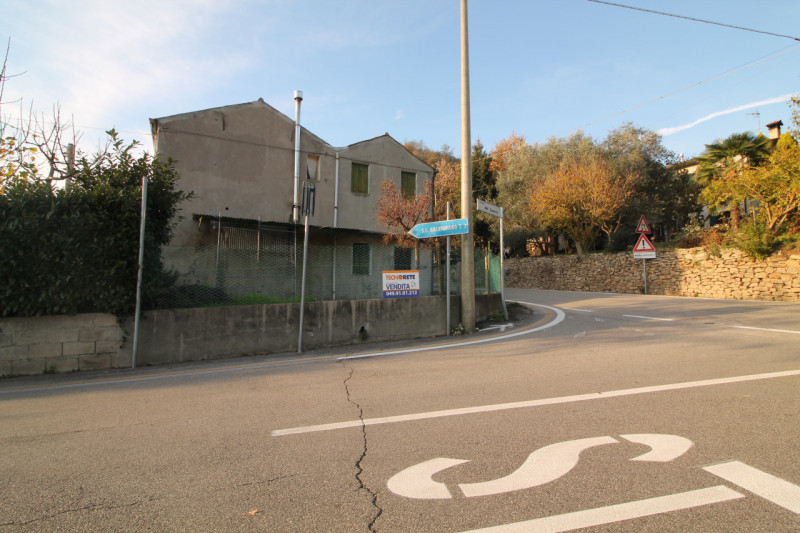 Casa accostata ma con ingresso indipendente e giardino privato ai piedi dei Colli.

- La casa è d...
