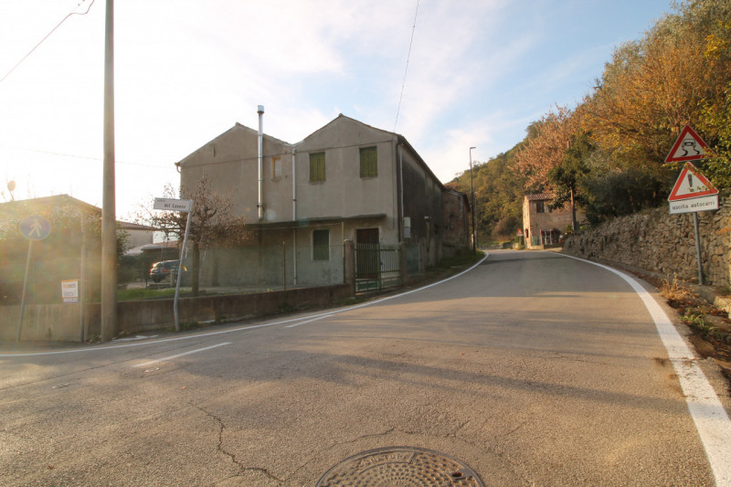Casa accostata ma con ingresso indipendente e giardino privato ai piedi dei Colli.

- La casa è d...