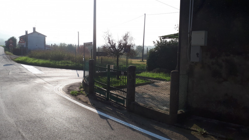 Casa accostata ma con ingresso indipendente e giardino privato ai piedi dei Colli.

- La casa è d...