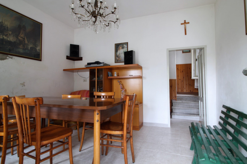 Casa accostata ma con ingresso indipendente e giardino privato ai piedi dei Colli.

- La casa è d...