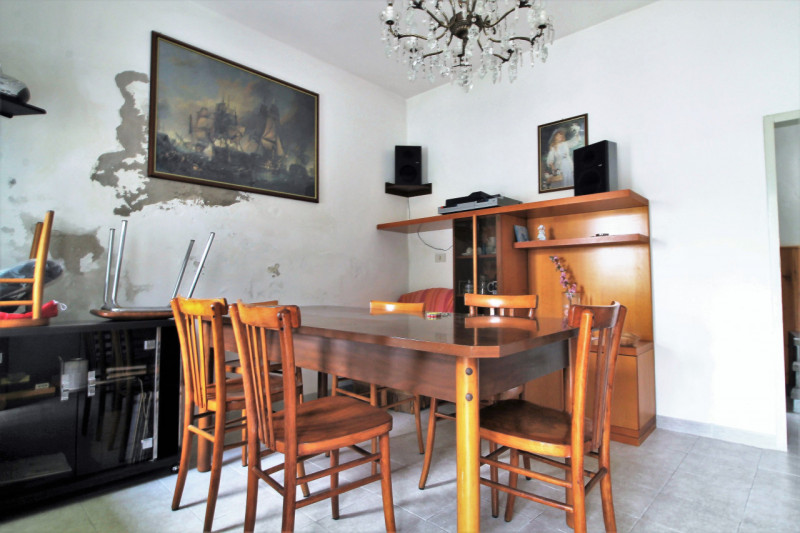 Casa accostata ma con ingresso indipendente e giardino privato ai piedi dei Colli.

- La casa è d...