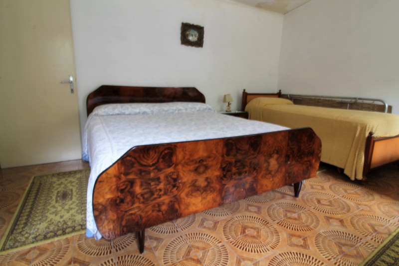 Casa accostata ma con ingresso indipendente e giardino privato ai piedi dei Colli.

- La casa è d...