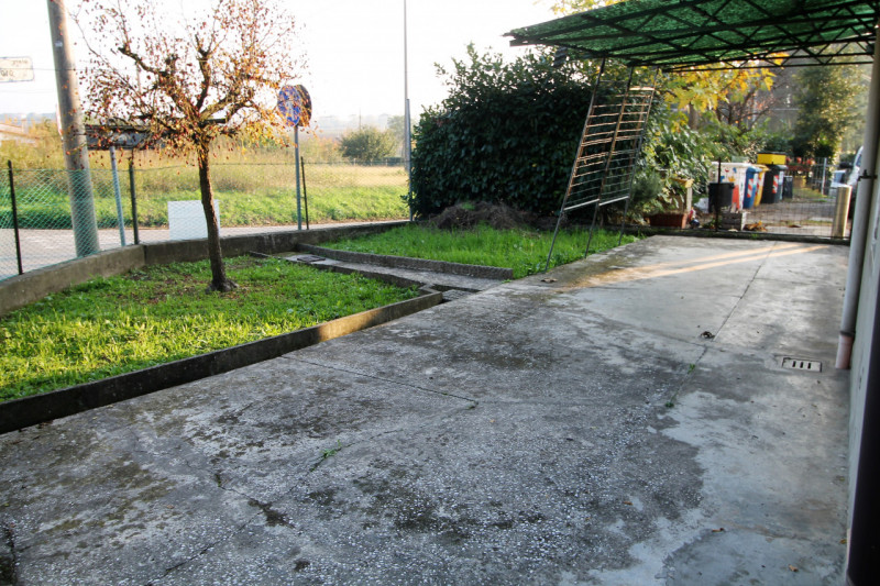 Casa accostata ma con ingresso indipendente e giardino privato ai piedi dei Colli.

- La casa è d...