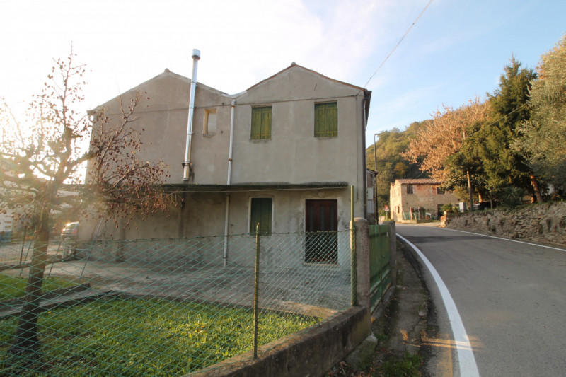 Casa accostata ma con ingresso indipendente e giardino privato ai piedi dei Colli.

- La casa è d...