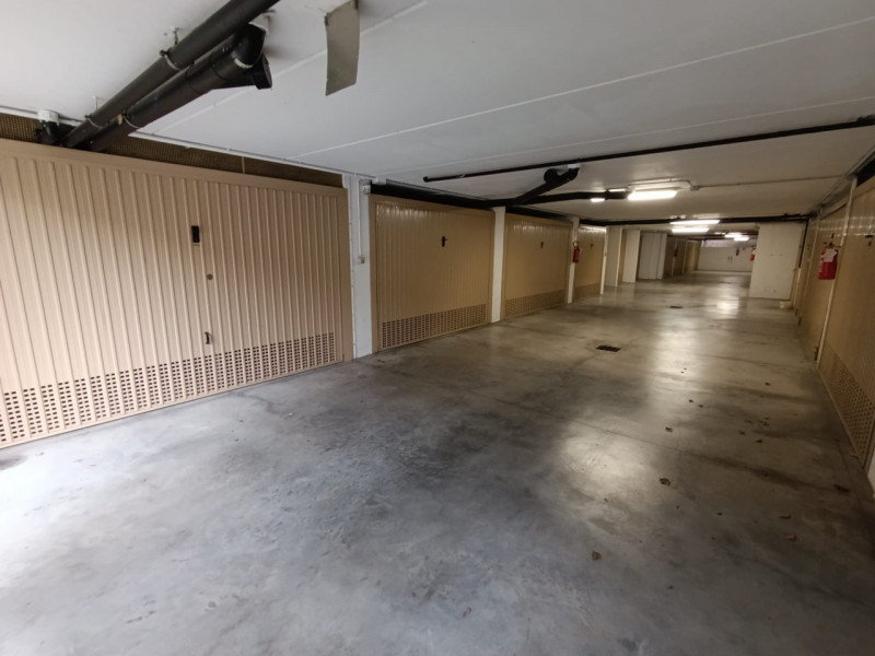 ARSEGO: In zona residenziale centrale, comodissimo a tutti i servizi del quartiere, si propone in...