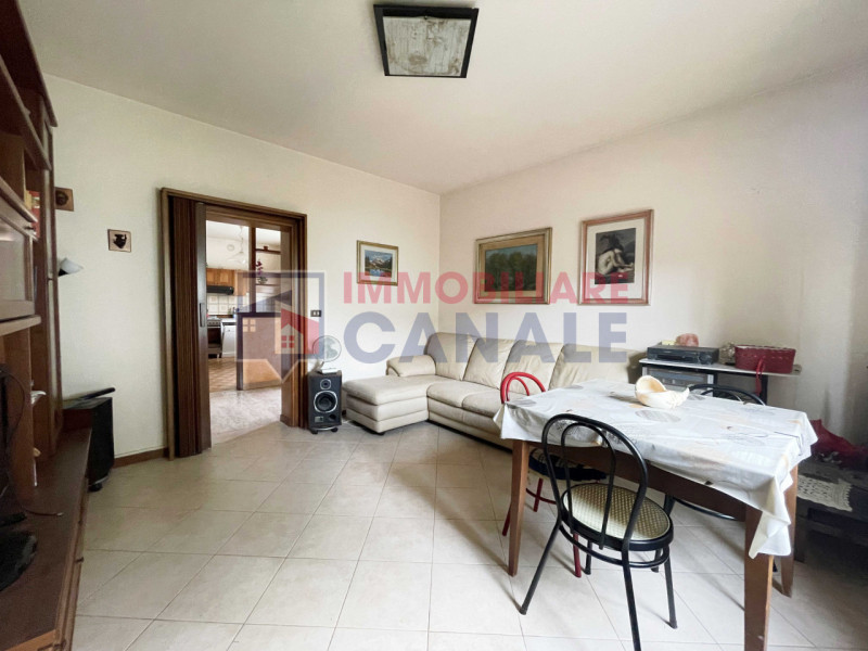 Scoprite questa affascinante casa singola terratetto situata nel cuore di Piovene Rocchette, una ...