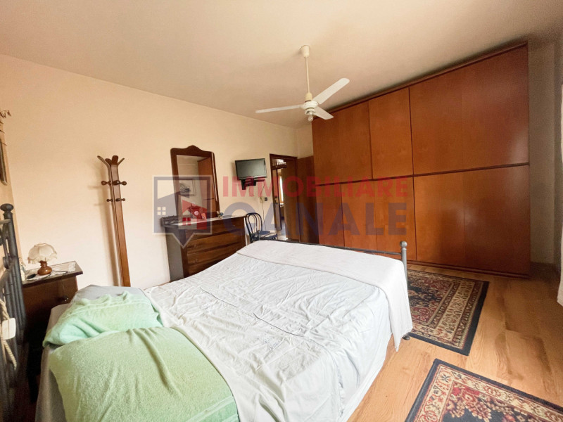 Scoprite questa affascinante casa singola terratetto situata nel cuore di Piovene Rocchette, una ...