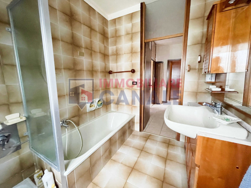 Scoprite questa affascinante casa singola terratetto situata nel cuore di Piovene Rocchette, una ...