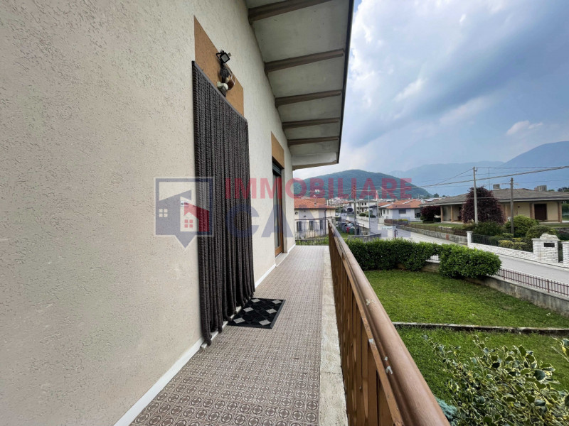 Scoprite questa affascinante casa singola terratetto situata nel cuore di Piovene Rocchette, una ...