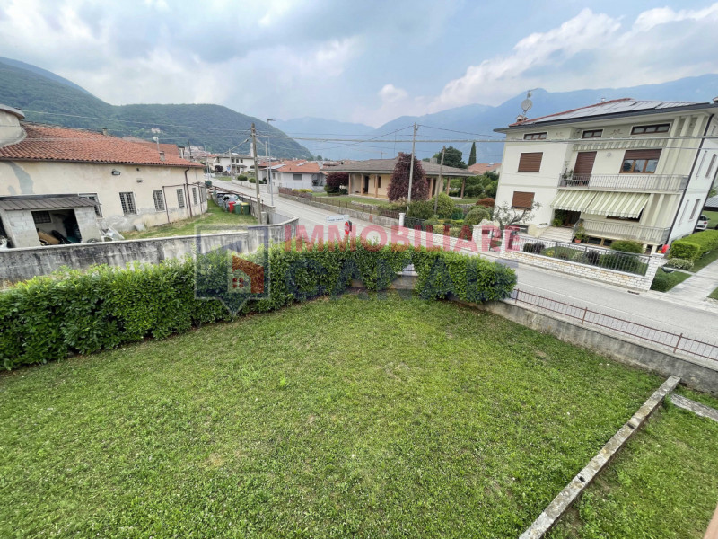 Scoprite questa affascinante casa singola terratetto situata nel cuore di Piovene Rocchette, una ...