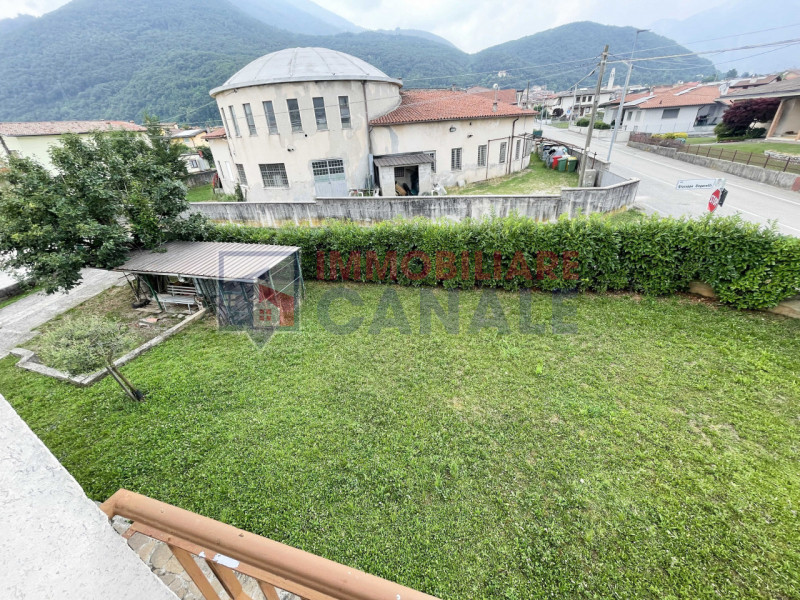 Scoprite questa affascinante casa singola terratetto situata nel cuore di Piovene Rocchette, una ...