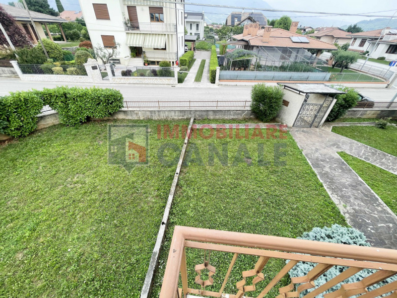 Scoprite questa affascinante casa singola terratetto situata nel cuore di Piovene Rocchette, una ...