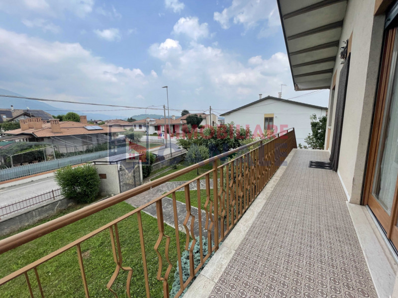 Scoprite questa affascinante casa singola terratetto situata nel cuore di Piovene Rocchette, una ...