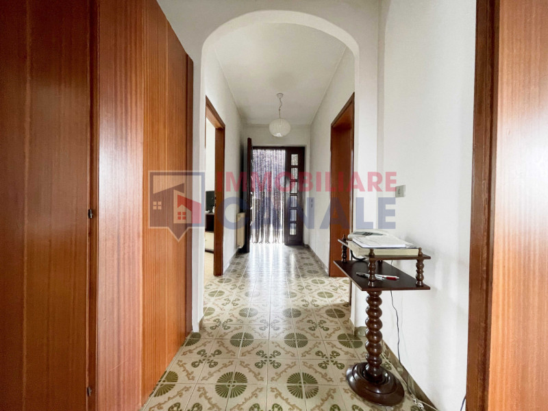 Scoprite questa affascinante casa singola terratetto situata nel cuore di Piovene Rocchette, una ...