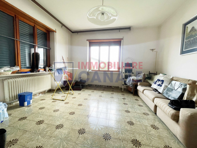 Scoprite questa affascinante casa singola terratetto situata nel cuore di Piovene Rocchette, una ...