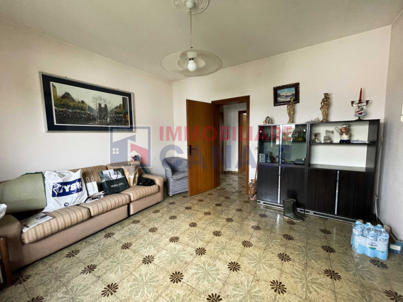 Scoprite questa affascinante casa singola terratetto situata nel cuore di Piovene Rocchette, una ...