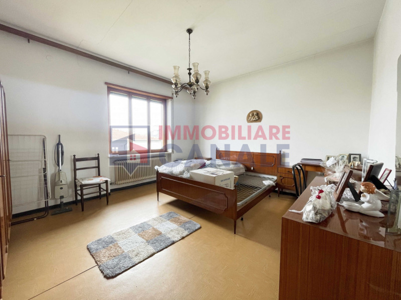 Scoprite questa affascinante casa singola terratetto situata nel cuore di Piovene Rocchette, una ...