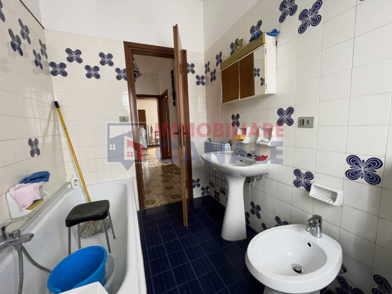 Scoprite questa affascinante casa singola terratetto situata nel cuore di Piovene Rocchette, una ...