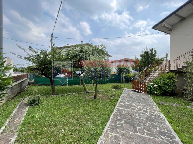 Scoprite questa affascinante casa singola terratetto situata nel cuore di Piovene Rocchette, una ...