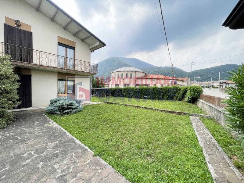 Scoprite questa affascinante casa singola terratetto situata nel cuore di Piovene Rocchette, una ...