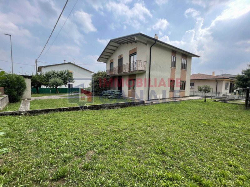 Scoprite questa affascinante casa singola terratetto situata nel cuore di Piovene Rocchette, una ...