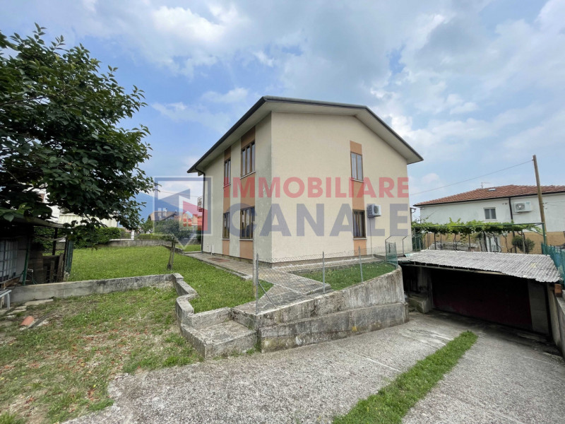 Scoprite questa affascinante casa singola terratetto situata nel cuore di Piovene Rocchette, una ...