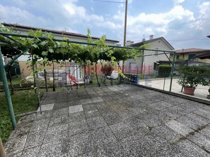 Scoprite questa affascinante casa singola terratetto situata nel cuore di Piovene Rocchette, una ...