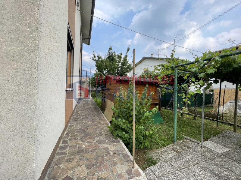 Scoprite questa affascinante casa singola terratetto situata nel cuore di Piovene Rocchette, una ...