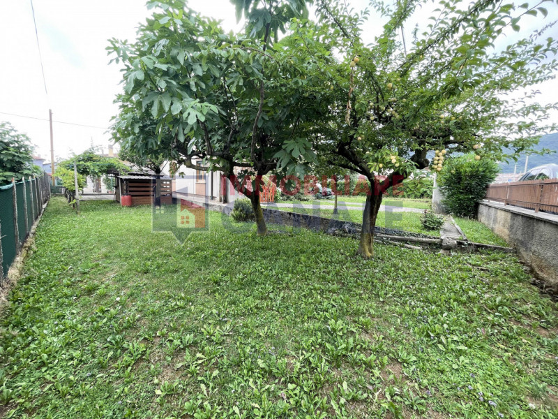 Scoprite questa affascinante casa singola terratetto situata nel cuore di Piovene Rocchette, una ...