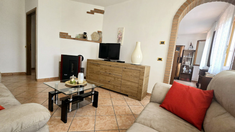 Rif. B348 - Ad Ospedaletto Euganeo, in località Tresto, proponiamo casa bifamiliare con porticato...