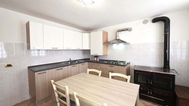 Rif. B348 - Ad Ospedaletto Euganeo, in località Tresto, proponiamo casa bifamiliare con porticato...