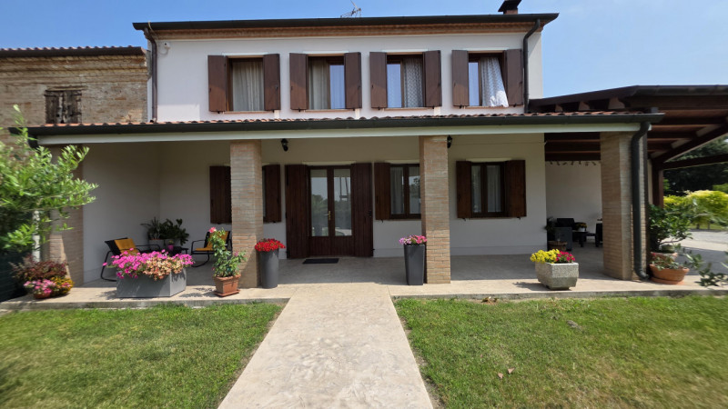 Rif. B348 - Ad Ospedaletto Euganeo, in località Tresto, proponiamo casa bifamiliare con porticato...