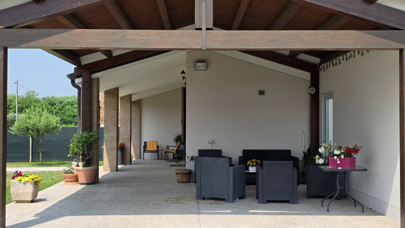 Rif. B348 - Ad Ospedaletto Euganeo, in località Tresto, proponiamo casa bifamiliare con porticato...