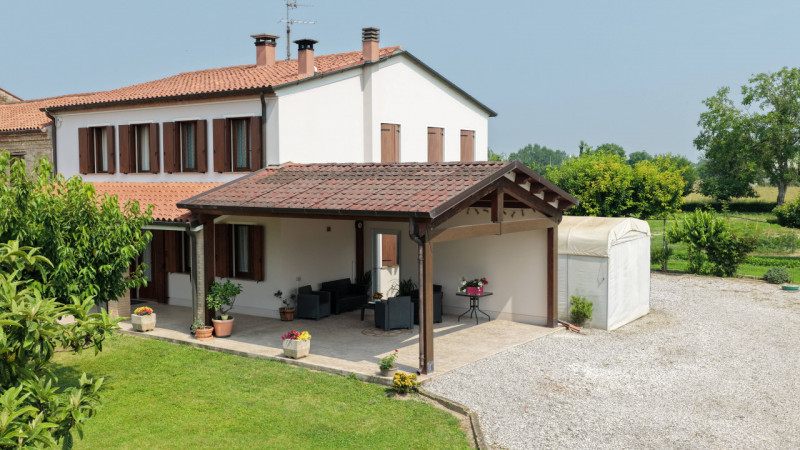 Rif. B348 - Ad Ospedaletto Euganeo, in località Tresto, proponiamo casa bifamiliare con porticato...