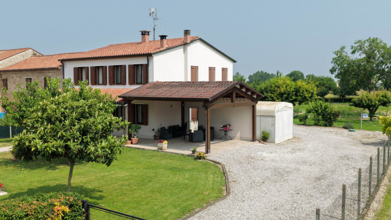 Rif. B348 - Ad Ospedaletto Euganeo, in località Tresto, proponiamo casa bifamiliare con porticato...