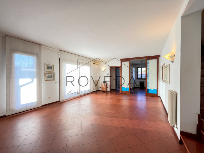 DOSSON DI CASIER 

RIFERIMENTO: CR9

L'agenzia Roveda immobiliare ha il piacere di proporre in un...