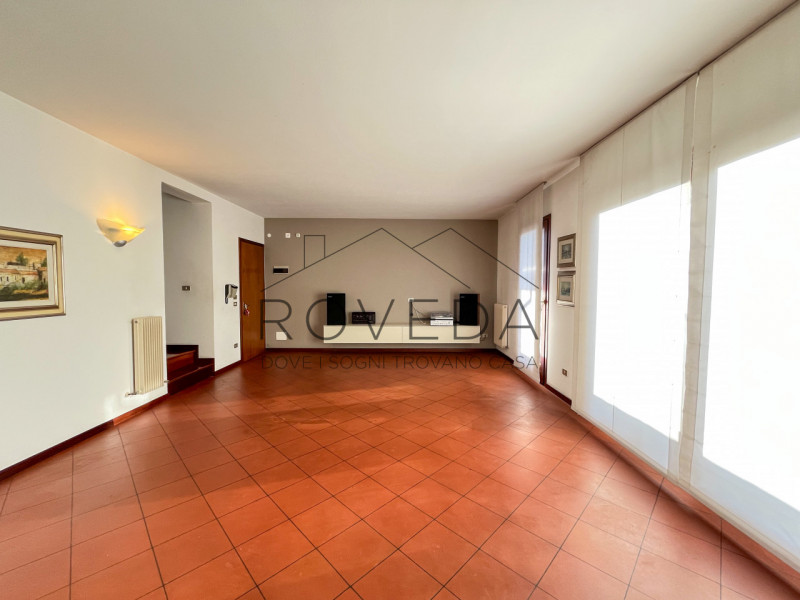 DOSSON DI CASIER 

RIFERIMENTO: CR9

L'agenzia Roveda immobiliare ha il piacere di proporre in un...