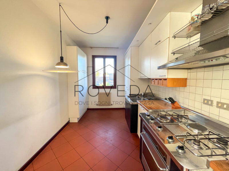 DOSSON DI CASIER 

RIFERIMENTO: CR9

L'agenzia Roveda immobiliare ha il piacere di proporre in un...