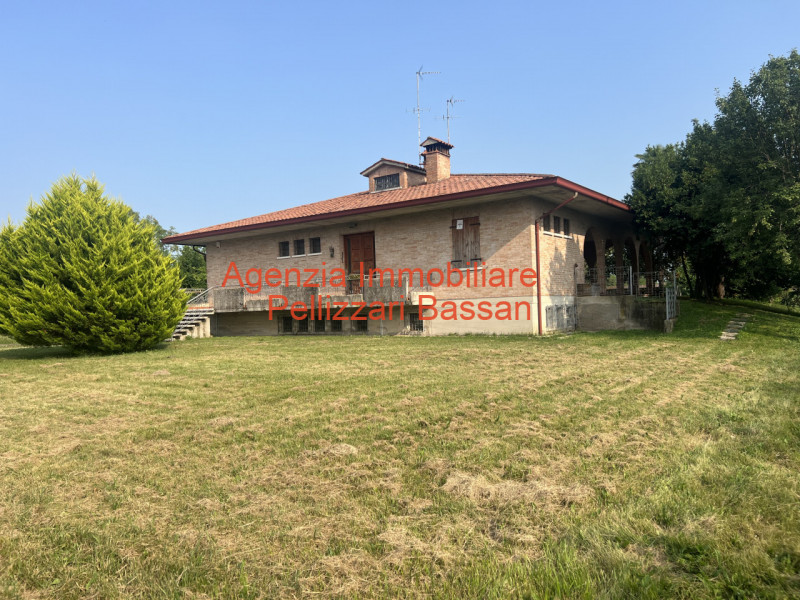 Scopri questa splendida villa in mattoni faccia vista, situata nel cuore della tranquillità di Ar...