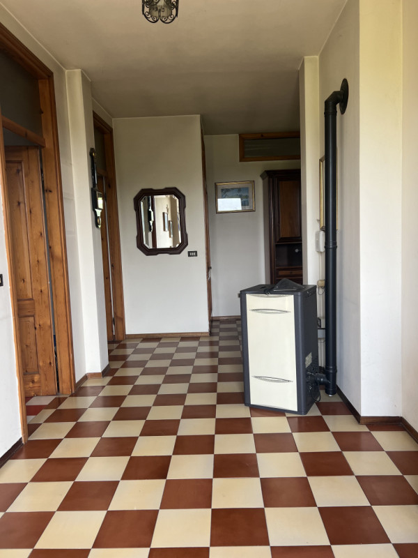 Scopri questa splendida villa in mattoni faccia vista, situata nel cuore della tranquillità di Ar...