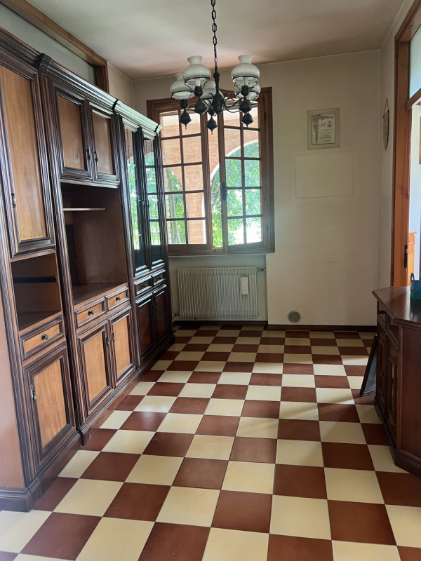 Scopri questa splendida villa in mattoni faccia vista, situata nel cuore della tranquillità di Ar...