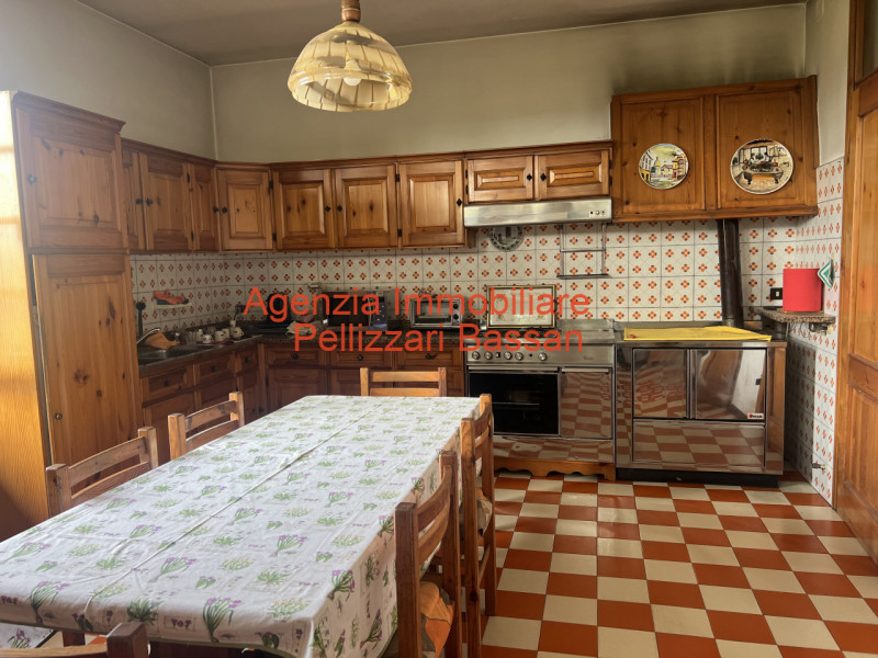 Scopri questa splendida villa in mattoni faccia vista, situata nel cuore della tranquillità di Ar...