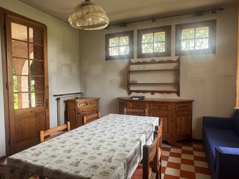 Scopri questa splendida villa in mattoni faccia vista, situata nel cuore della tranquillità di Ar...