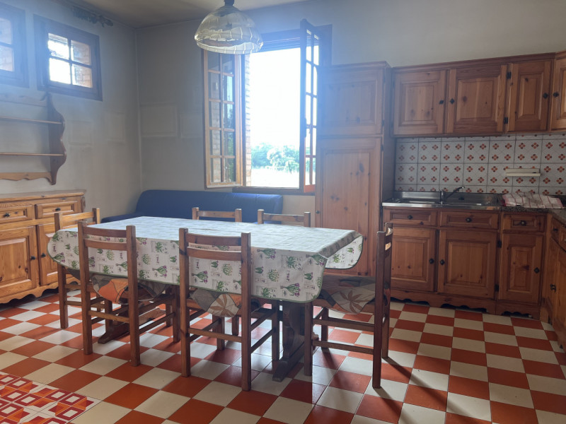 Scopri questa splendida villa in mattoni faccia vista, situata nel cuore della tranquillità di Ar...