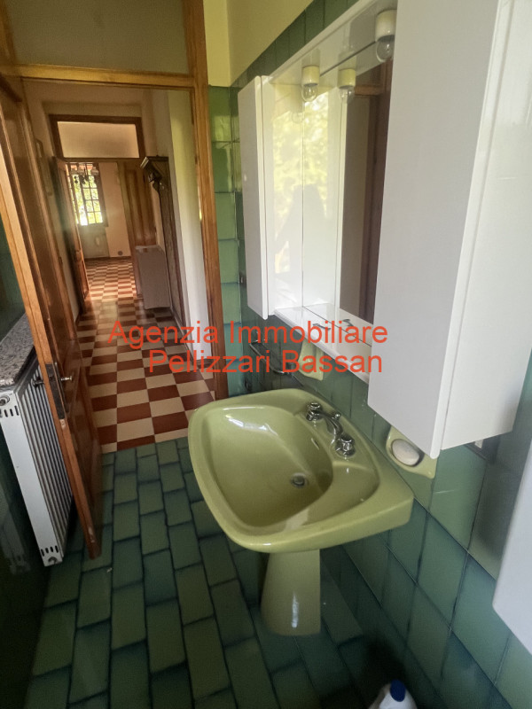 Scopri questa splendida villa in mattoni faccia vista, situata nel cuore della tranquillità di Ar...