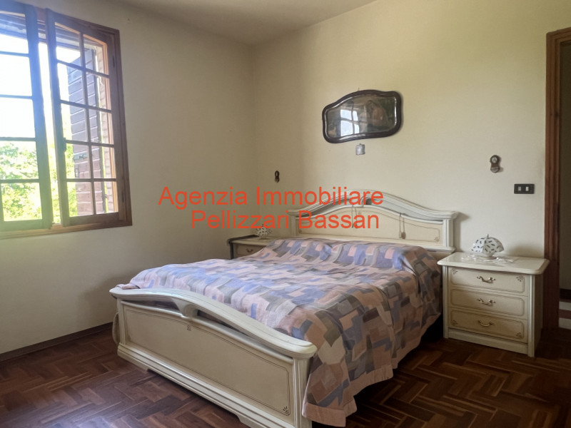 Scopri questa splendida villa in mattoni faccia vista, situata nel cuore della tranquillità di Ar...