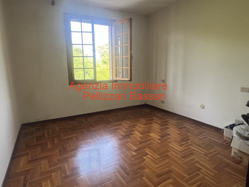 Scopri questa splendida villa in mattoni faccia vista, situata nel cuore della tranquillità di Ar...