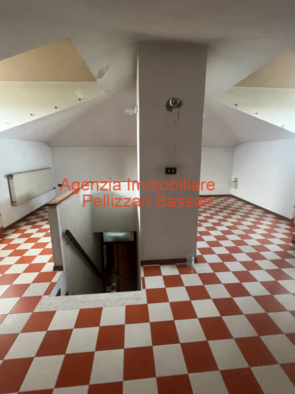 Scopri questa splendida villa in mattoni faccia vista, situata nel cuore della tranquillità di Ar...