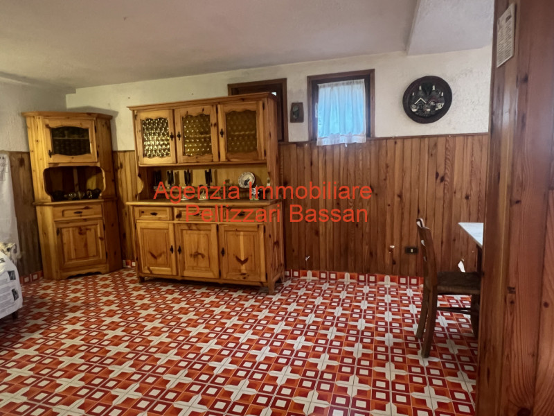 Scopri questa splendida villa in mattoni faccia vista, situata nel cuore della tranquillità di Ar...