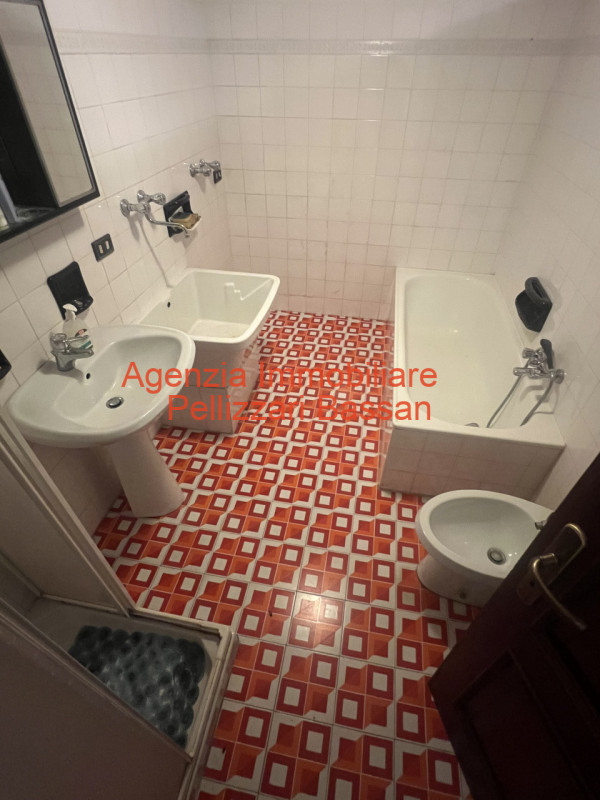 Scopri questa splendida villa in mattoni faccia vista, situata nel cuore della tranquillità di Ar...